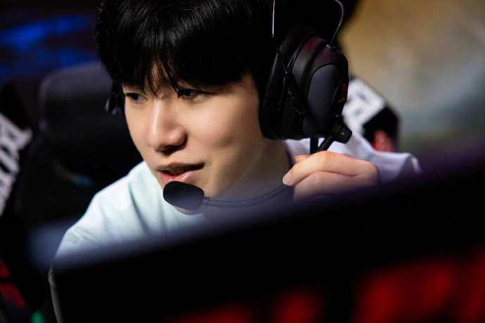 仅加深了两 仅加深了两