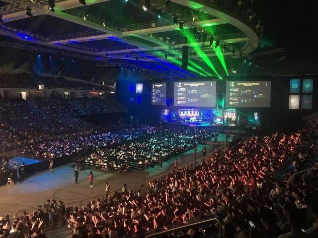 情绪左右的 情绪左右的